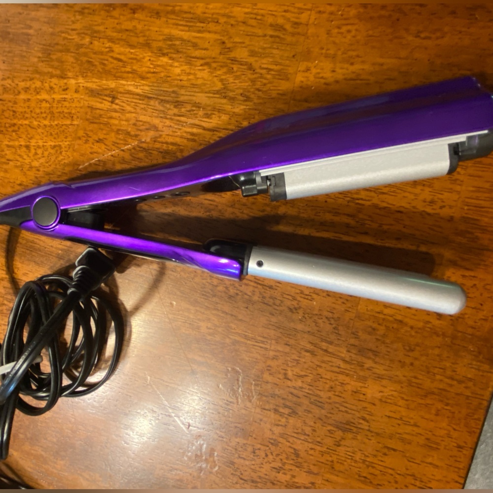 Bed Head A wave we go adjustable ceramic hair waiver.